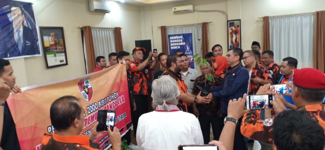 Kerjasama Dishut Sumut,, Ketua MPC PP Simalungun Serahkan 2.000 Bibit Durian pada Masyarakat