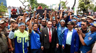 Terima Aspirasi,  Gubernur Temui Ratusan Pengunjuk Rasa