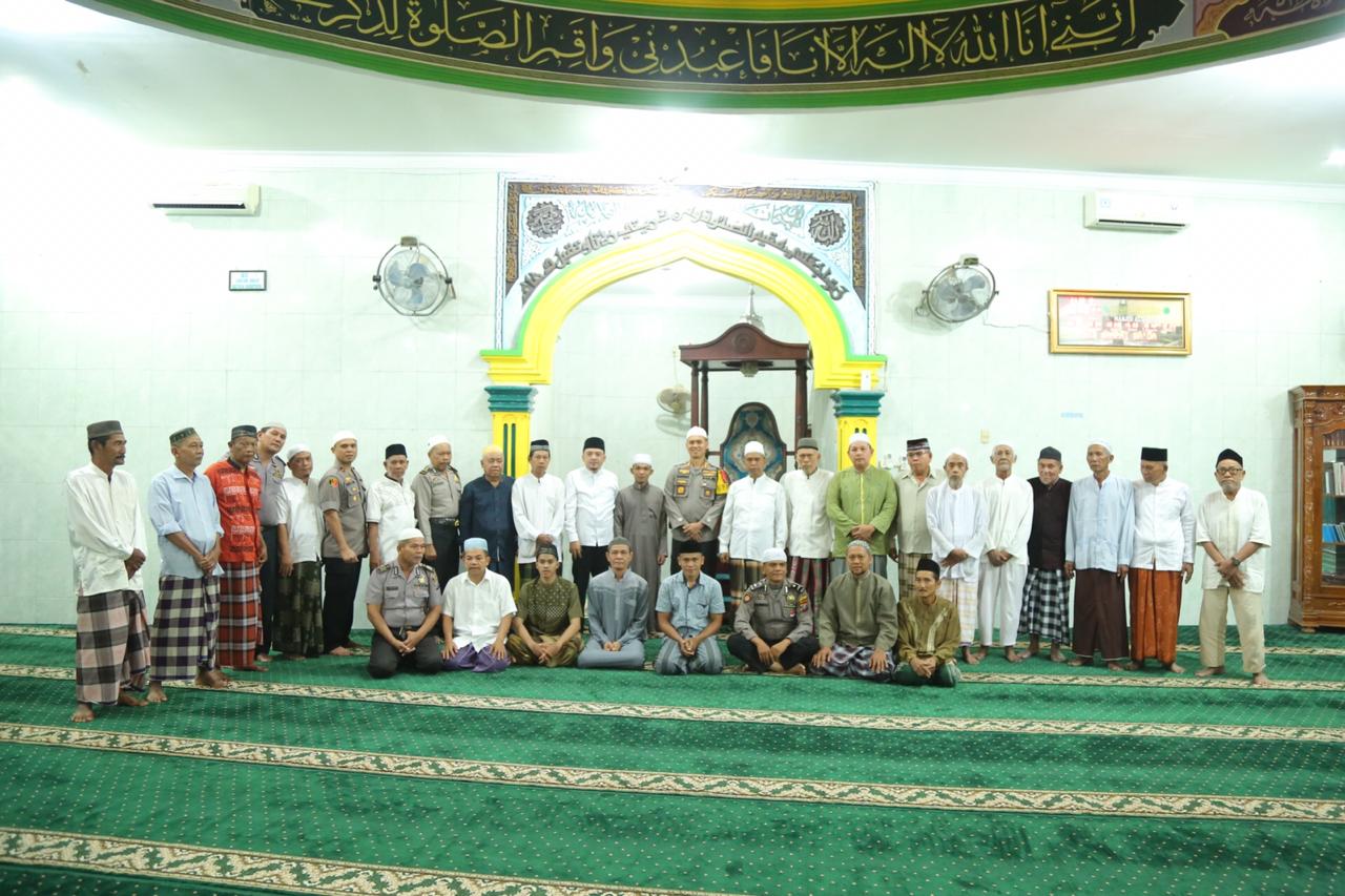 Sambangi Wilkum Polsek Medan Area, Kapolrestabes Medan Sholat Subuh Berjamaah di Masjid Al Fajar