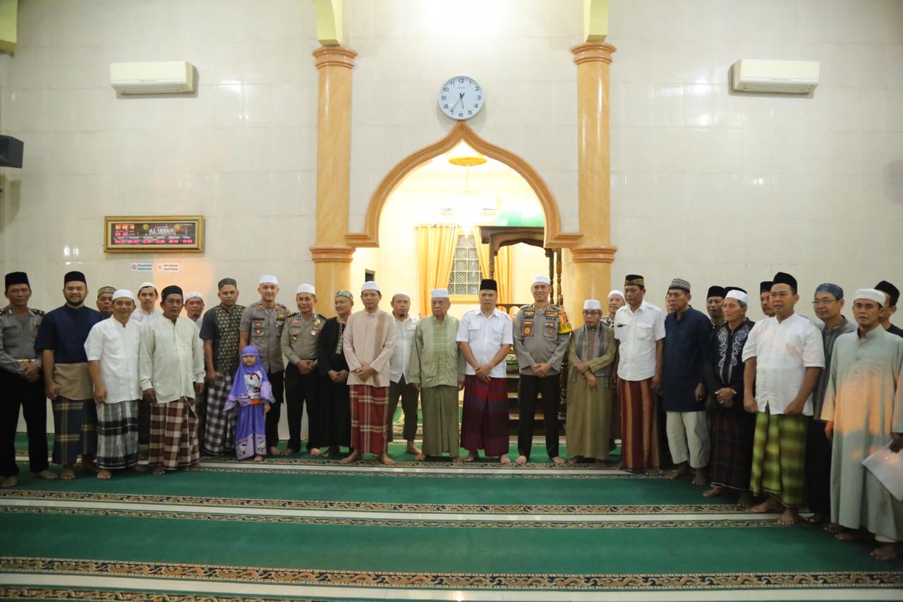 Kapolrestabes Medan Sholat Subuh Berjamaah di Masjid Al Ihsan