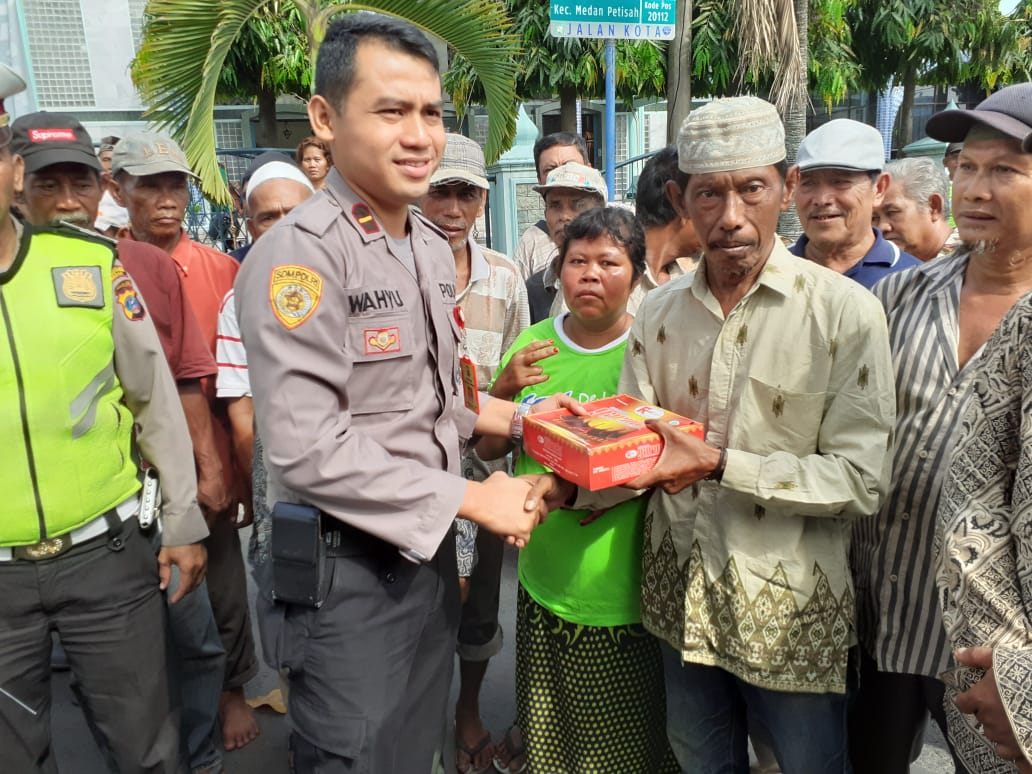Kapoldasu dan Polsek Medan Baru Jumat Barokah Bagikan 200 Kotak Nasi Bungkus