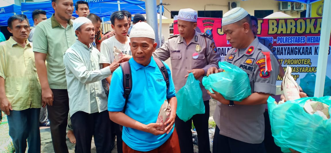 Polsek Medan Timur Jumat BarokahÂ  Berbagi Nasi Bungkus di Jalan Jawa