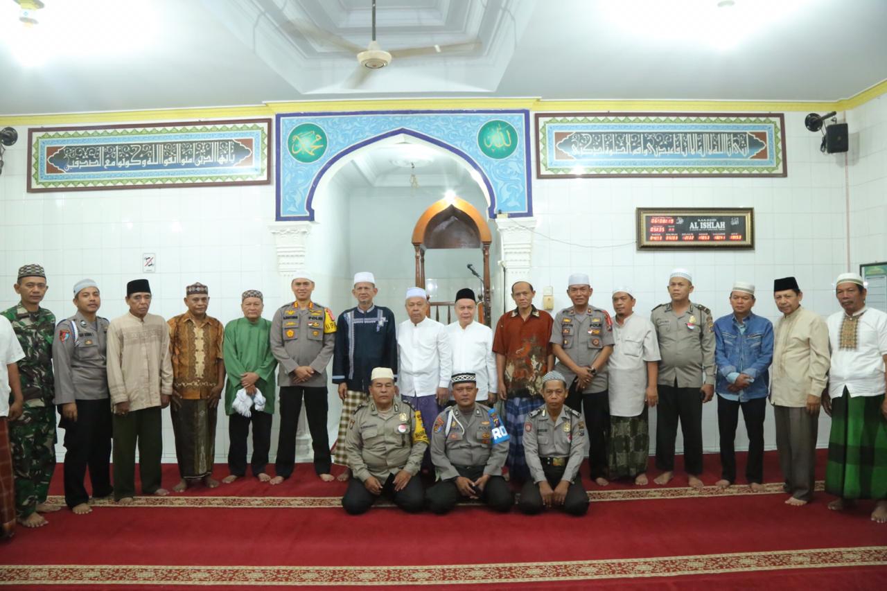 Kapolrestabes Medan Menyapa Subuh Bersama Kapolsek Medan Timur di Masjid Al Ishan