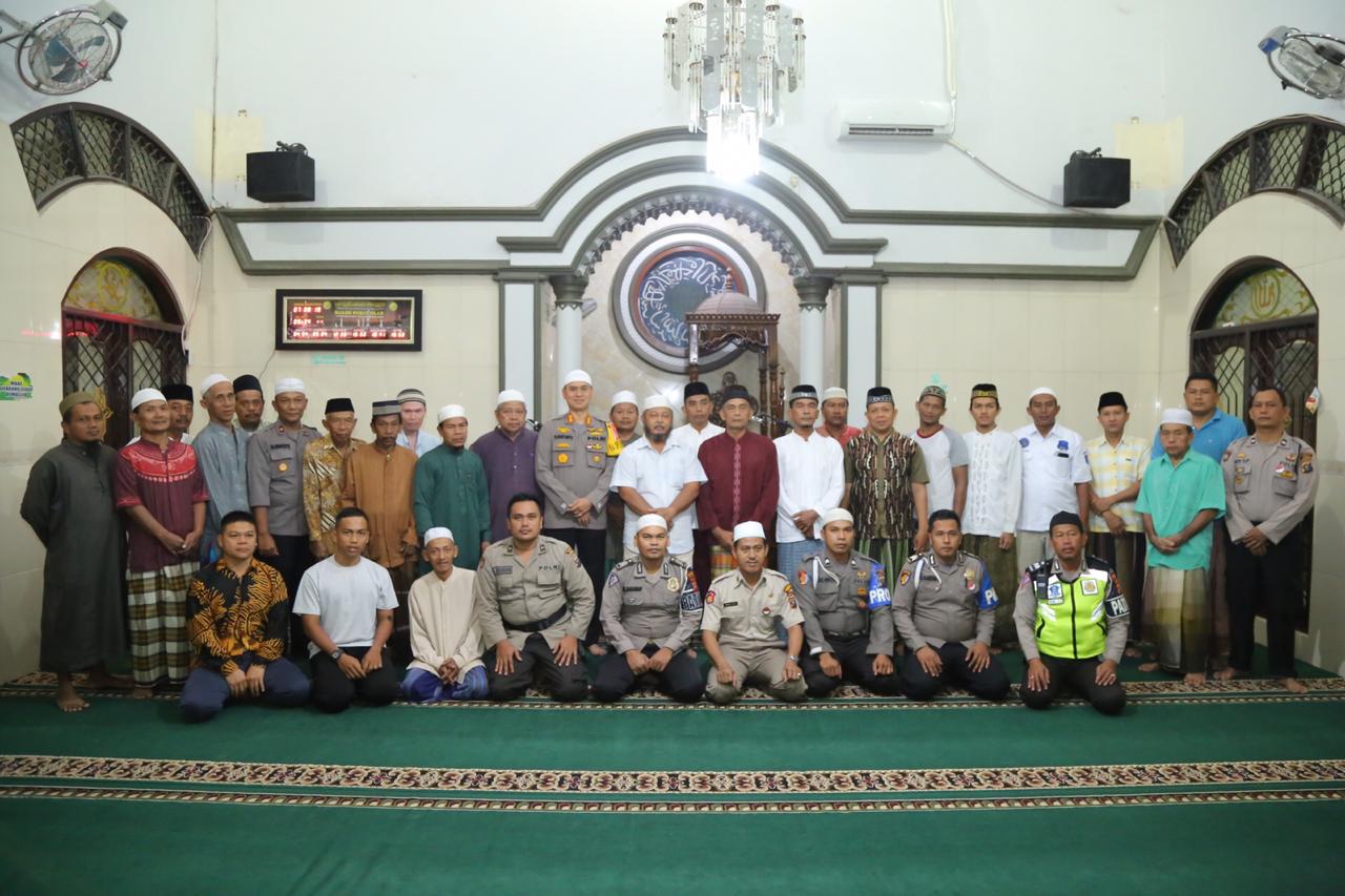 Kapolrestabes Medan Sholat Subuh Berjamaah di Masjid Nurul Islam Medan