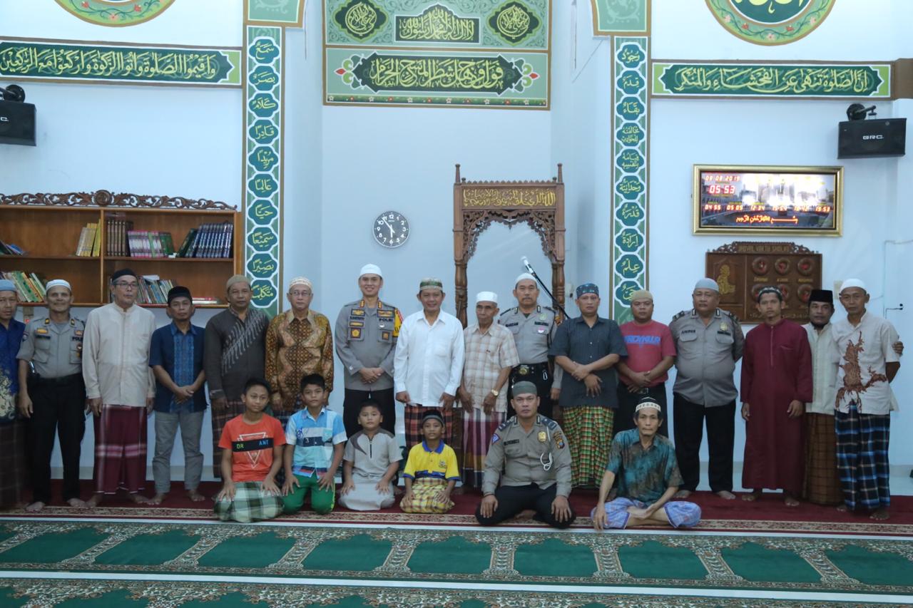 Sholat Subuh Berjamaah dan Menyapa Subuh di Masjid Al Mahmudiyah, Kapolrestabes Medan Sampaikan 3 Hal