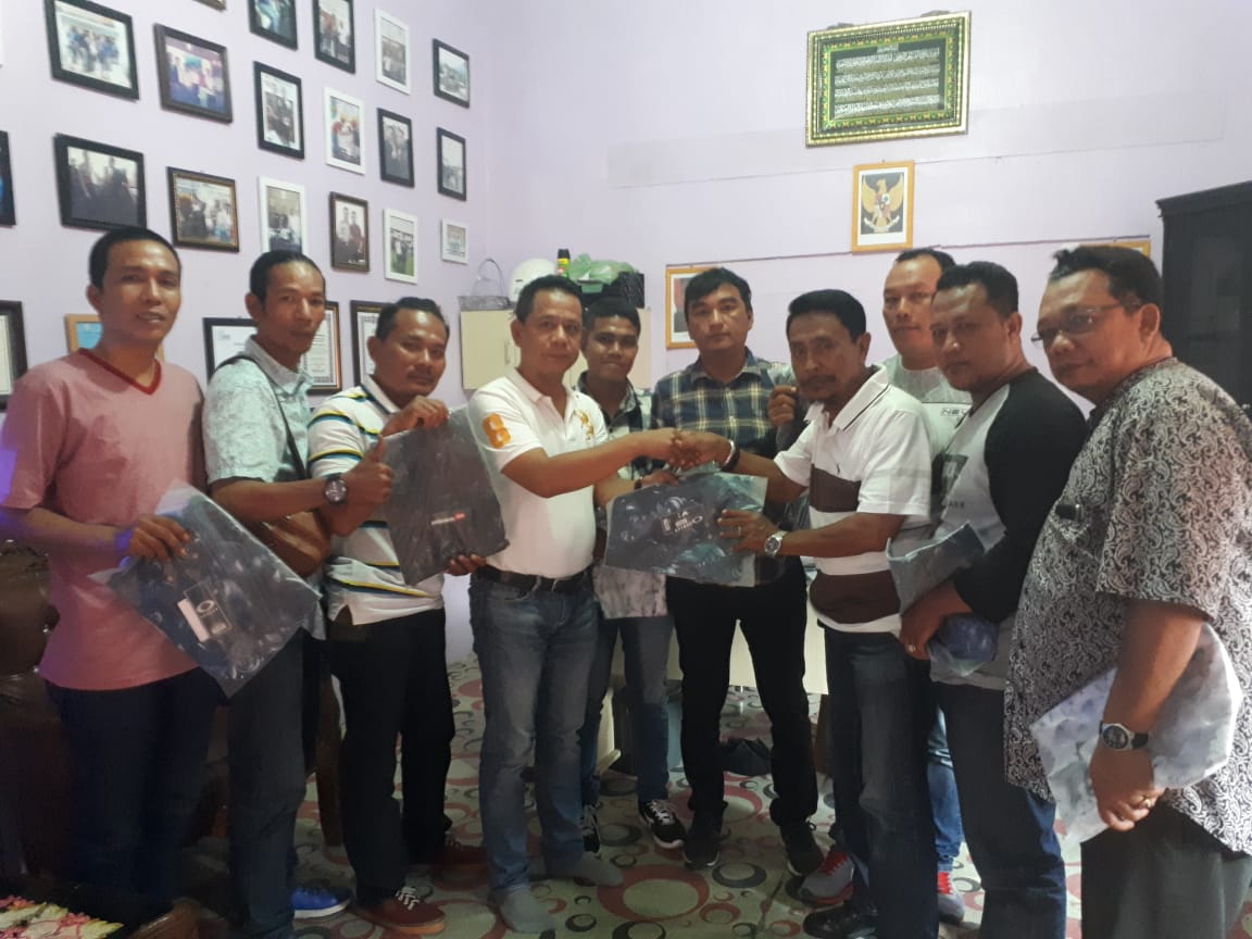 Ketua Pewarta Polrestabes Medan Berika. Cendra Mata Kepada Pengurus dan AnggotaÂ 