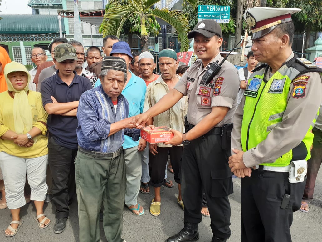 Kapolda Sumut Jumat Barokah Bersama Polsek Medan Baru, 200 Nasi Kotak Dibagikan