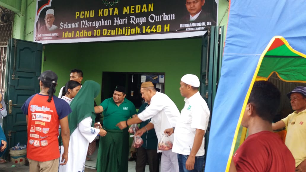PCNU Medan Bagikan Daging Hewan Qurban Bagi Masyarakat Sekitar