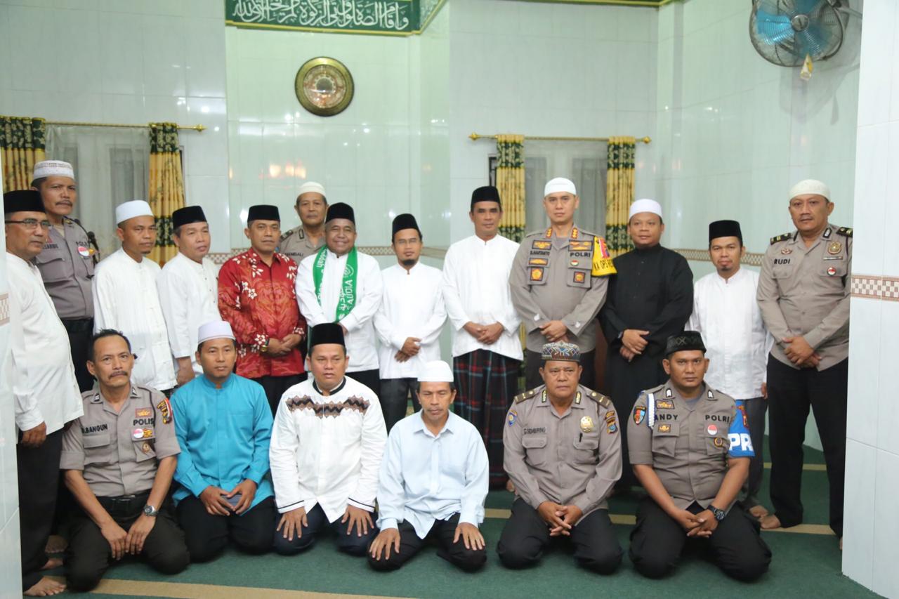 Kapolrestabes Medan Makmurkan Masjid Dengan Sholat Subun Berjamaah di Masjid Ikhwanul Ikhlas