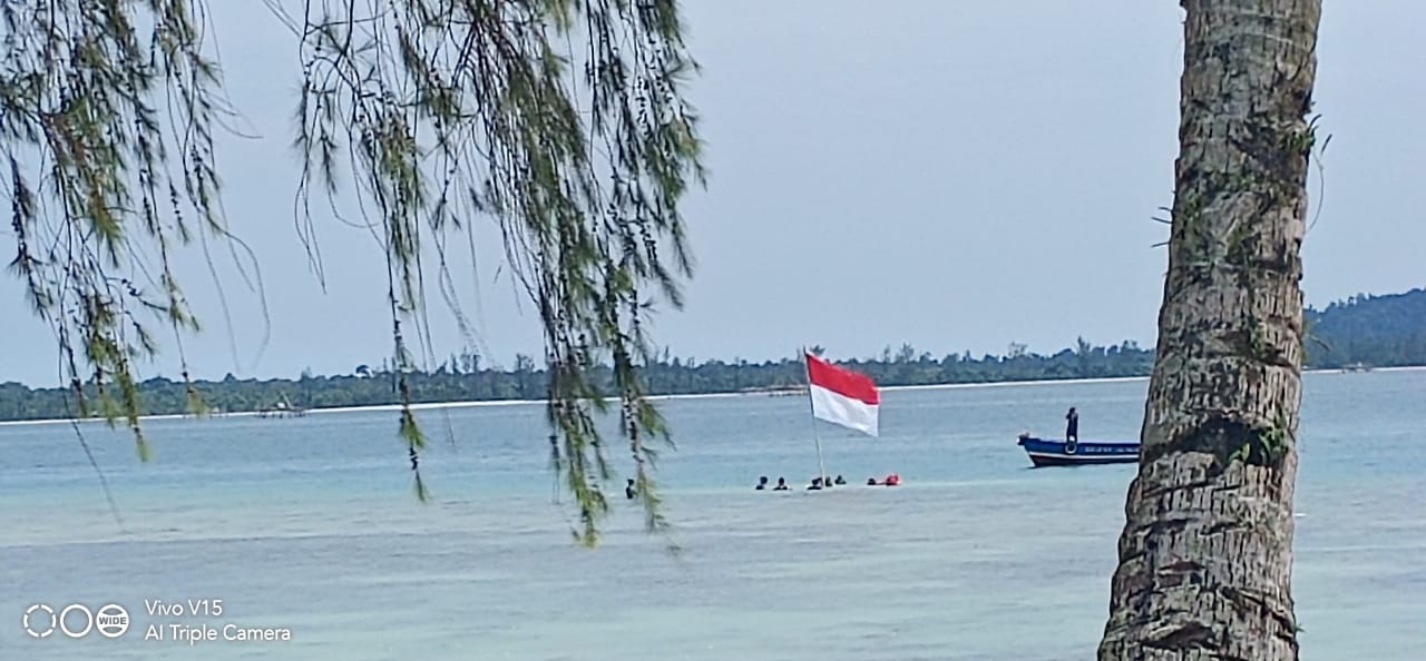 Pengibaran Bendera Dari Bawah Laut dan Di Bungker Poncan Sukses