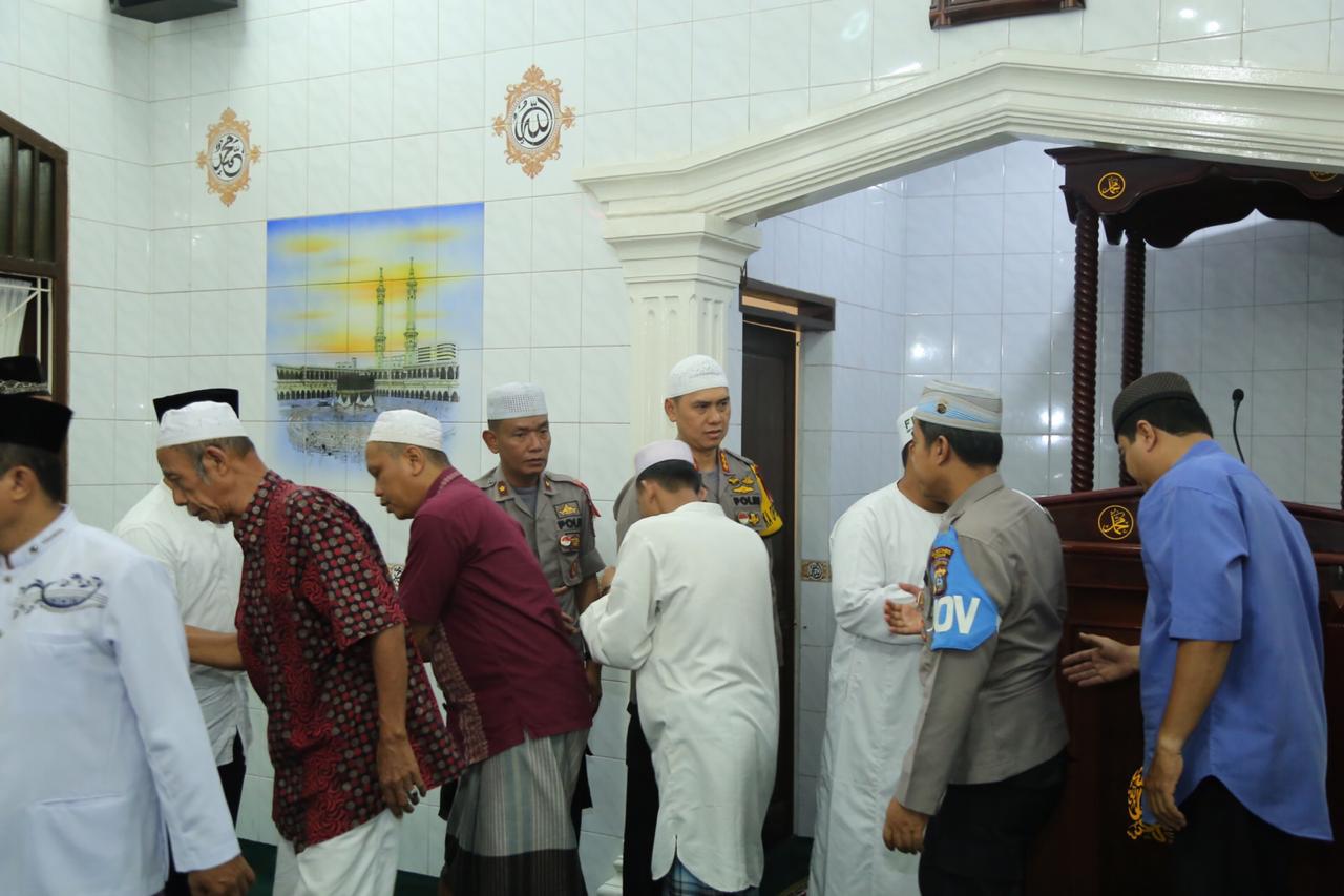 Kapolrestabes Medan Didampingi Kapolsek Medan TimurÂ Bersama Pengurus BKM Al Ikhlas Sholat Subuh Berjamaah