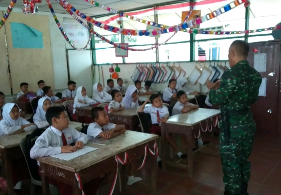 Koramil 10/SR Ajarkan Wasbang Kepada Murid SDN 102020 Firdaus