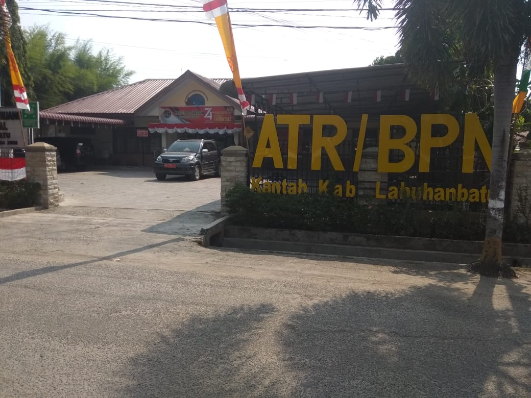 Kantor BPN Labuhanbatu Gunakan Badan Jalan untuk Parkir