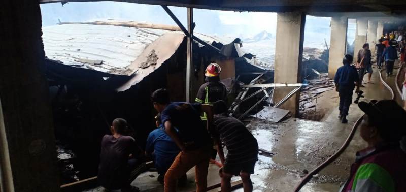 Belasan Kios di Pajak Inpres Titi Kuning Terbakar