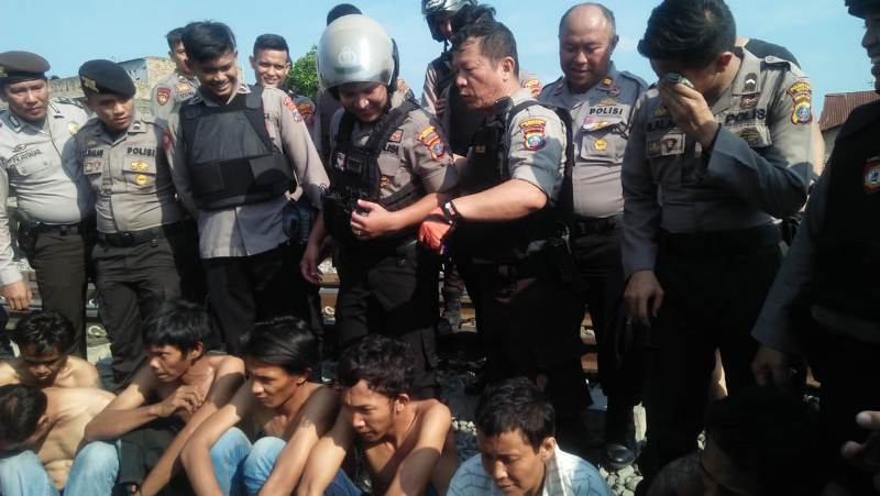Kasat Sabhara Polrestabes Medan Pimpin GKN di Desa Bandar Klippa, 10 Orang Berikut BB Shabu dan Alat Hisap Diamankan