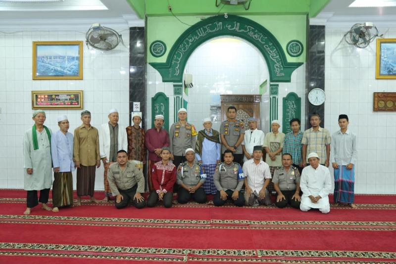 Di Masjid Al Mukhlisin, Kapolrestabes Medan Menyapa Subuh Dengan Sholat Berjamaah