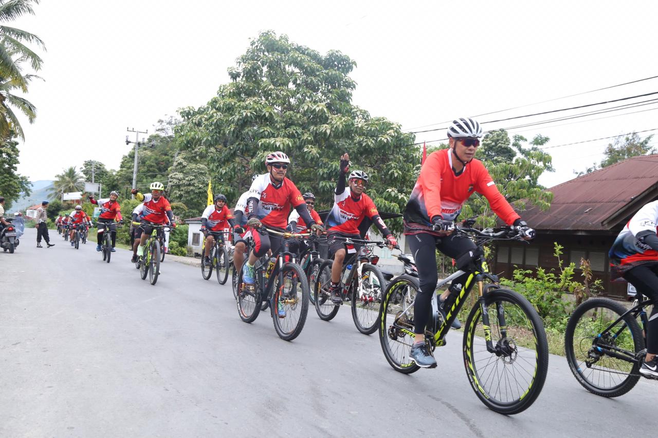 Kapolrestabes Medan Bersama Tim Gowes Mengikuti Merah Putih Toba Bike 2019 di Samosir