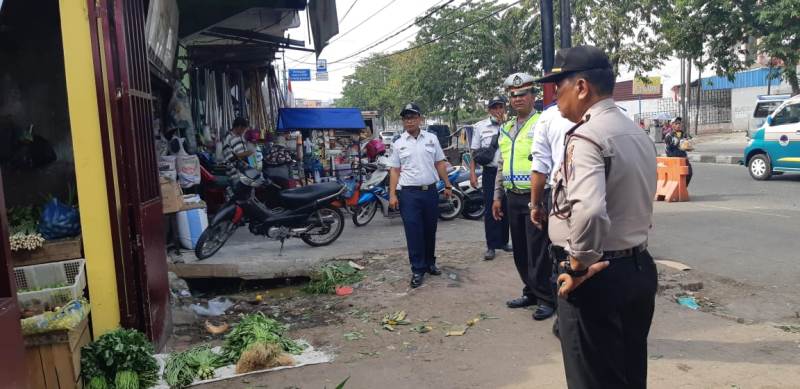 Polsek Medan Kota dan Satpol PP Tertibkan PKL di Jalan Sisingamangaraja