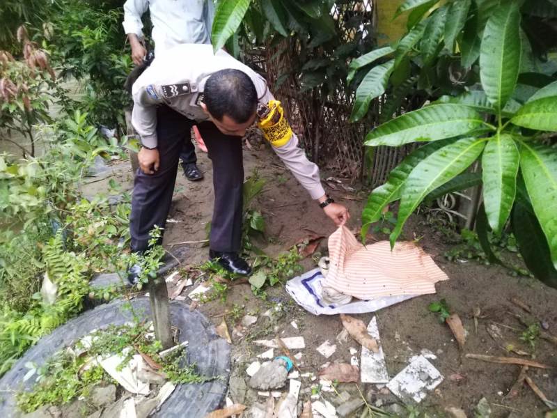 Polsek Medan Baru Evakuasi Mayat Bayi dari Pinggiran Sungai Babura