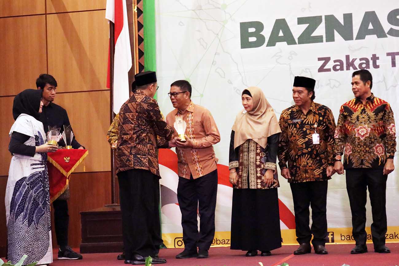 Gubernur Sumut Terima  Penghargaan Baznas Award 2019