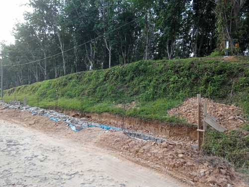 Proyek Dana Desa Bandar Selamat Labura Dibangun Di Lahan Milik PT. KAI