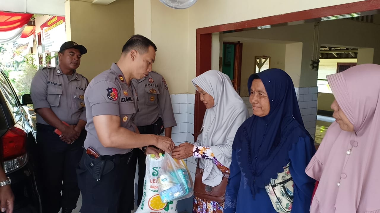 Kapolsek Berandan Sampaikan Sadaqah kepada Janda dan Kaum Dhuafa