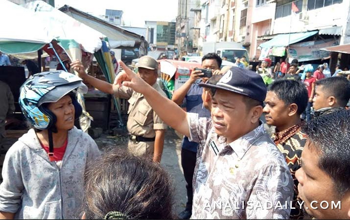 Satpol PP Tertibkan Ratusan Kios Pedagang Jalan Bulan