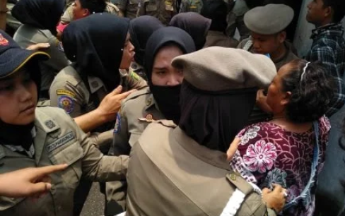 Penertiban Gedung Warenhuis Ricuh, Satpol PP Disiram Air Kencing
