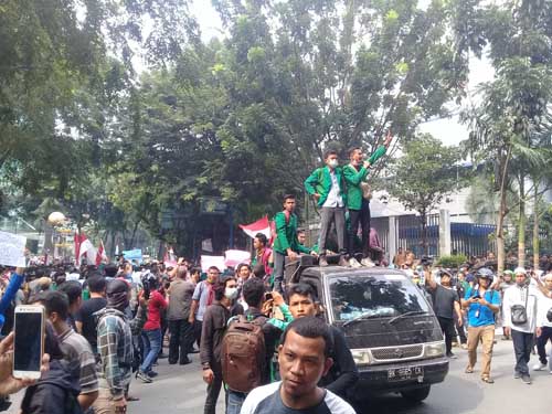 Ribuan Pelajar dan Mahasiwa Demo Kantor DPRDSU, Ratusan Siswa Ditangkapi