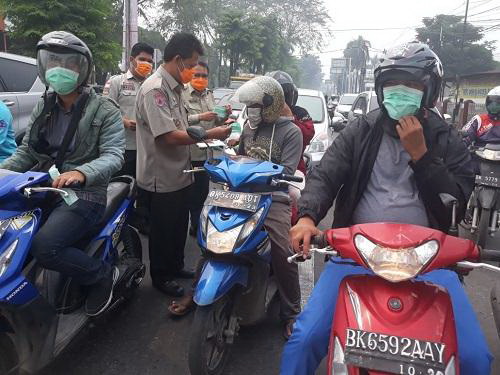 Kabut Asap Meningkat, BPBD Medan Bagikan Masker Untuk Pengendara