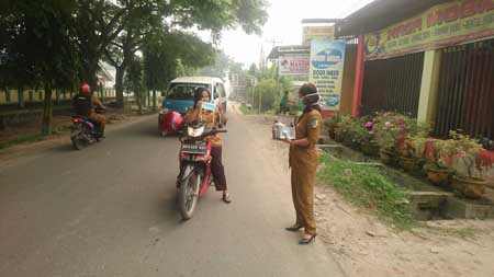 Dinkes Batubara Bagikan Masker Ke Pengendara Motor dan Supir Truck