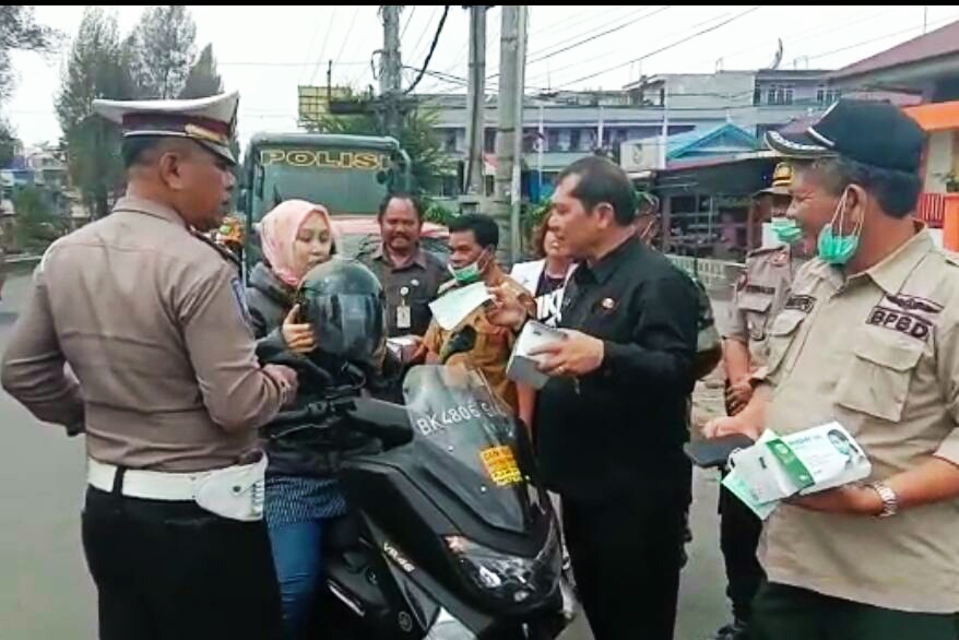 Bupati Karo Tanggap Terhadap Kabut Asap Dengan Turun Langsung Bagikan Masker