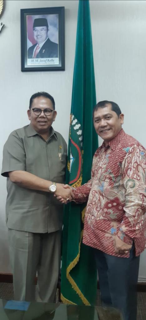 Bupati karo memberikan 