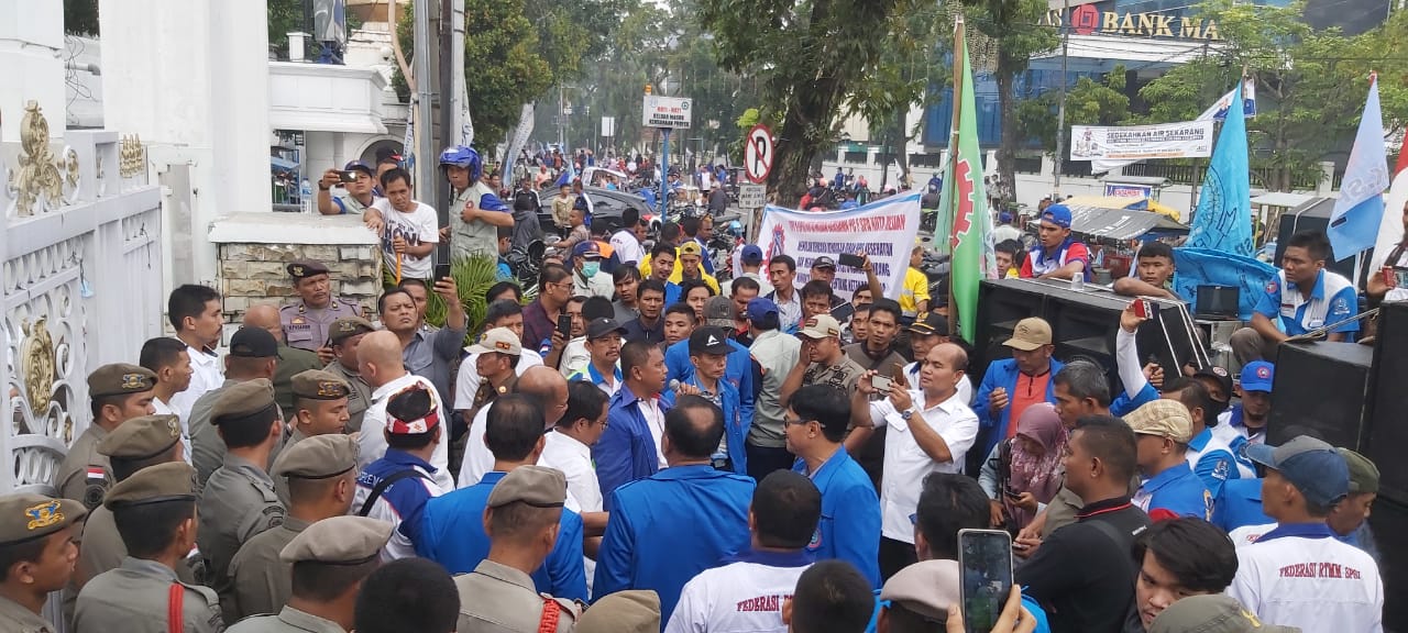 Demo Depan Kantor Gubsu,  Buruh KSPSI Tolak Kenaikan Iuran BPJS