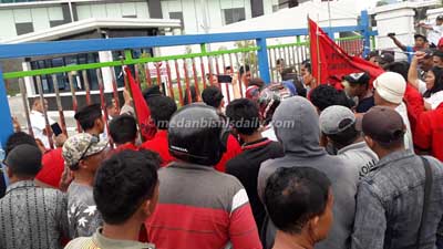 Sopir Truk Pelabuhan Tuntut Pelindo 1 Sediakan Tempat Makan Layak