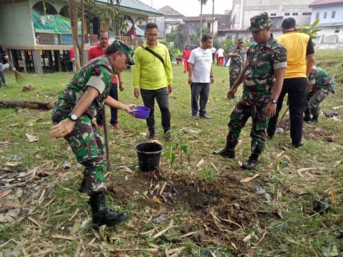 Danramil 05 dan Camat Medan Baru Tanam Pohon di Kp Mandailing