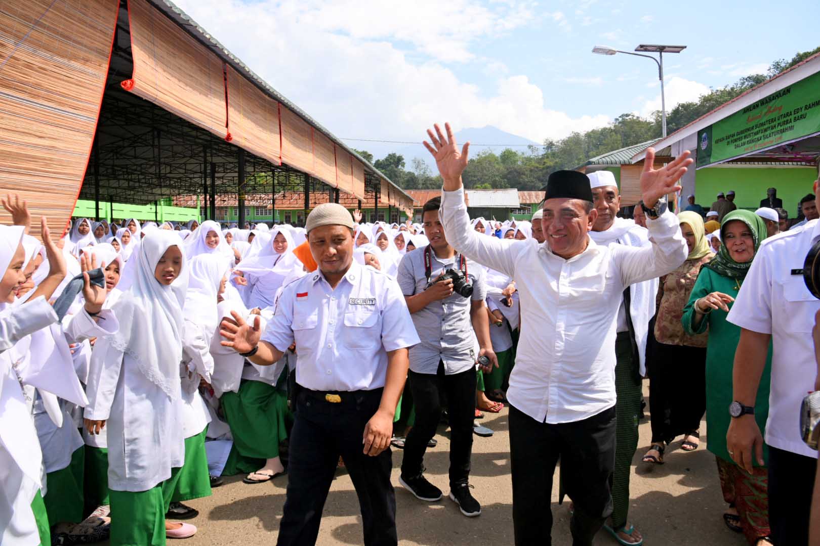 Silaturahmi di Pesantren Musthafawiyah,  Gubernur Berpesan Pentingnya  Jaga Kebersihan Lingkungan