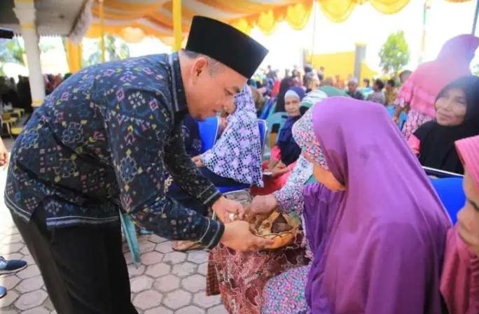 Potong Rantai Kemiskinan,Plt  Bupati Labuhanbatu Andi Suhaimi Rutin Salurkan Zakat
