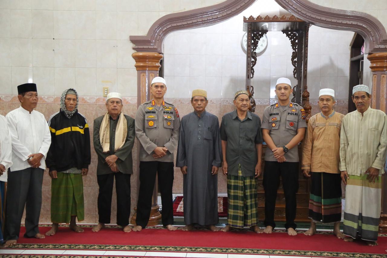 Kapolrestabes Medan Sholat Subuh Berjamaah di Masjid Muslimin Medan