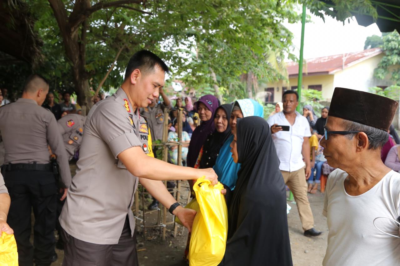 Silaturahmi dengan Masyarakat Pinang Baris,Â Kapolrestabes Medan Berbagi Sembako