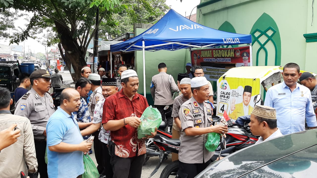 Jumat Barokah Polsek Medan Timur Bagikan 200 Nasi Bungkus Kepada Masyarakat Sekaligus Sampaikan Pesan Kamtibmas