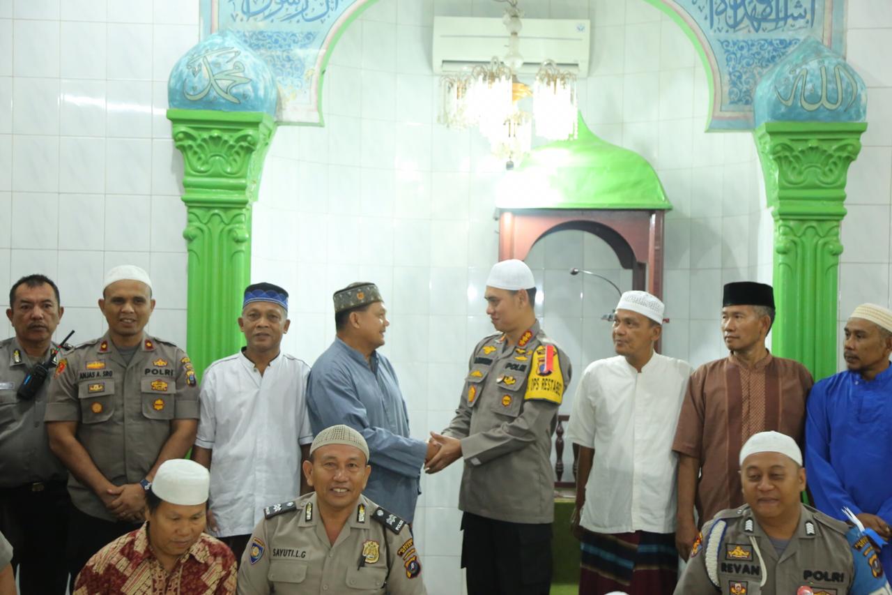 Sholat Subuh di Masjid Fauzul Azim, Kapolrestabes Medan Ajak Masyarakat Berbuat Baik dan Bersama Tolak Narkoba