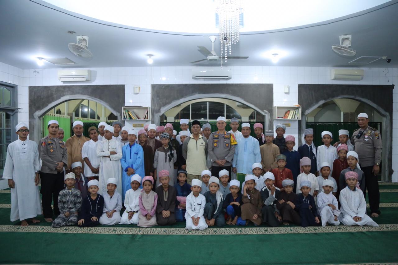 Membangun Silaturahim, Kapolrestabes Medan Sholat Subuh Berjamaah dan Menyapa Subuh di Masjid Al Furqon