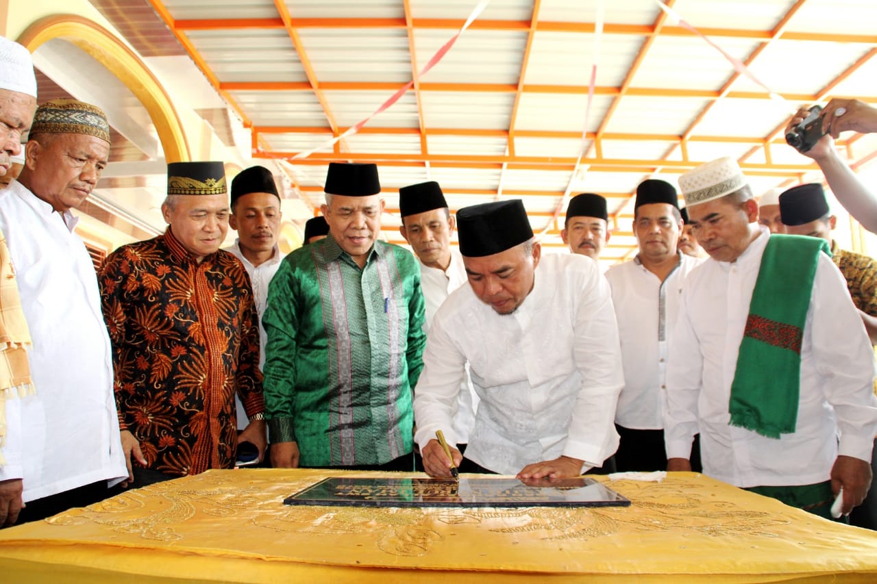 Plt. Bupati Labuhanbatu Tandatangani Prasasti Peresminan Masjid Nurul Iman