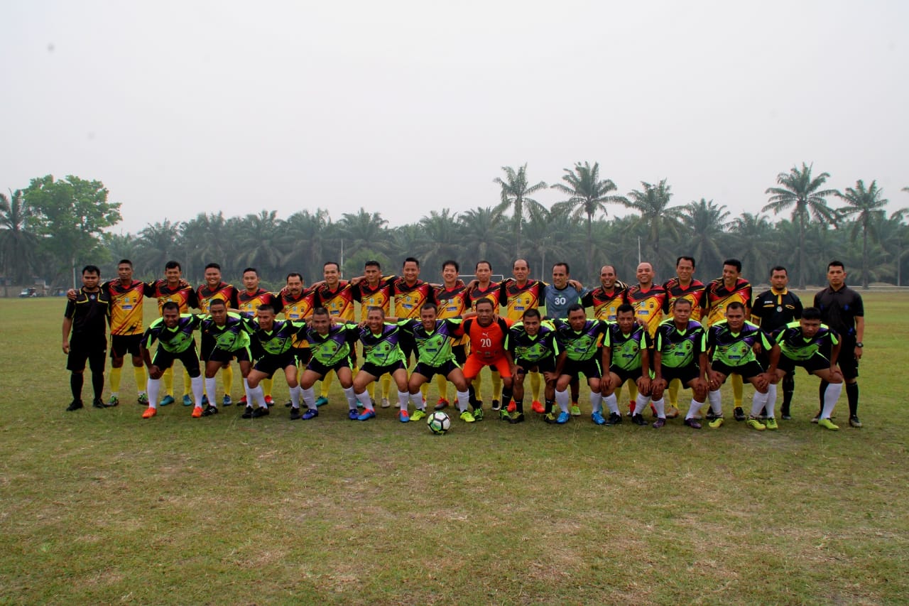 Pertandingan Sepak Bola Eksekutif Pemkab Labuhanbatu Berlangsung Sengit