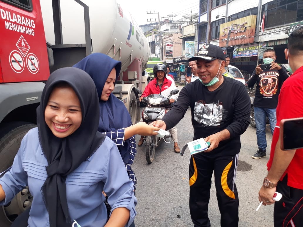 Andi Suhaimi Dalimunthe Bagikan Masker Kepada Warga Masyarakat Di Jalan Umum