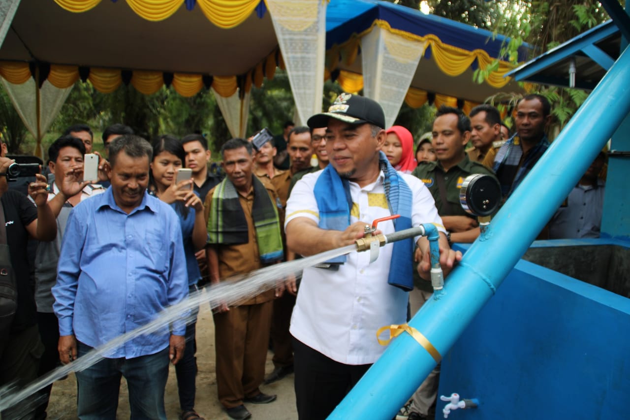 Plt Â Bupati Labuhanbatu Operasionalkan Pengolahan Air Minum Desa Sennah Untuk Masyarakat