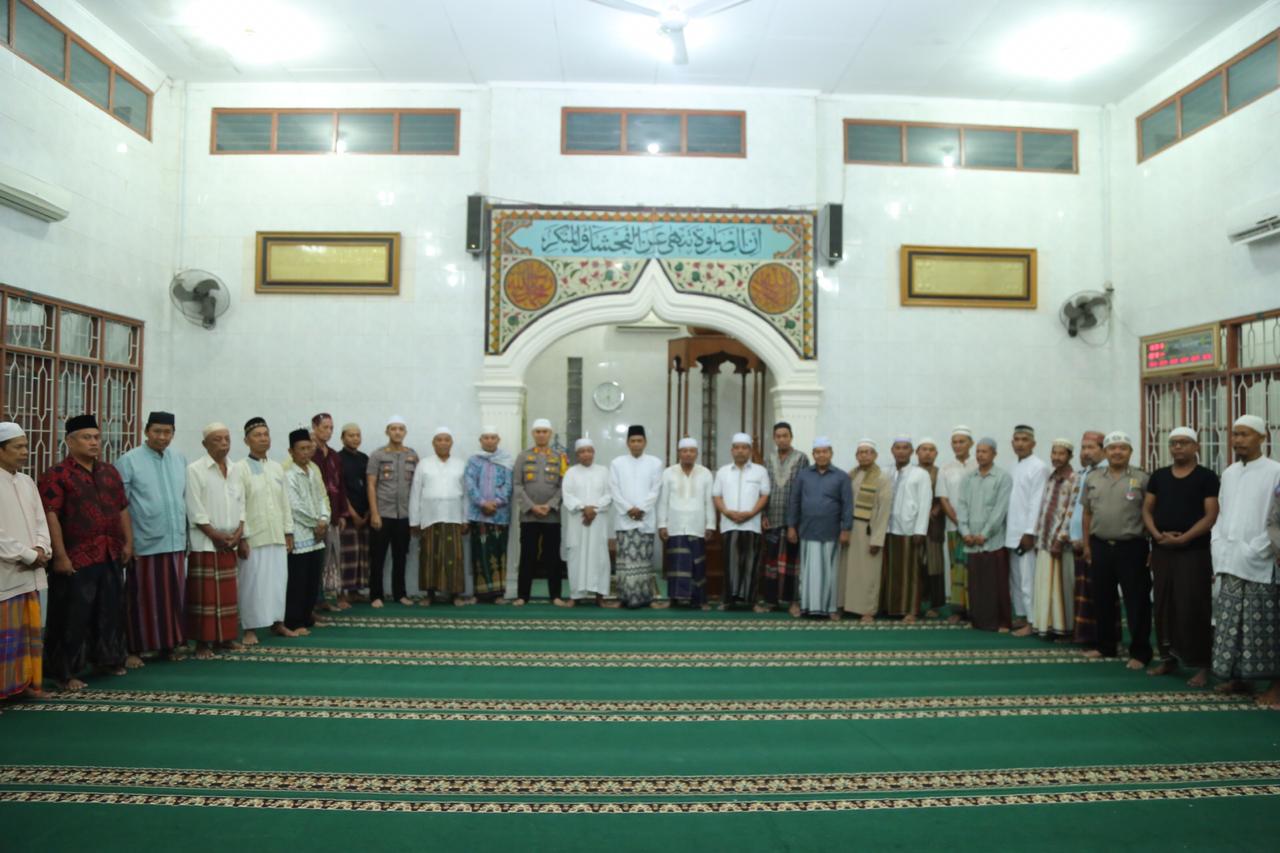 Kapolrestabes Medan Sholat Subuh Berjamaah di Masjid Al Hikmah
