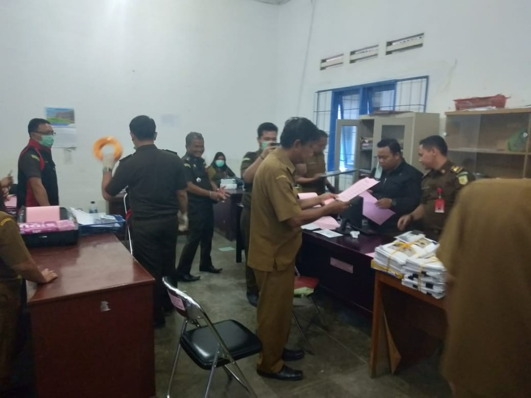 Tim Pidsus Kejari Tobasa Geledah Disnakertrans Tobasa