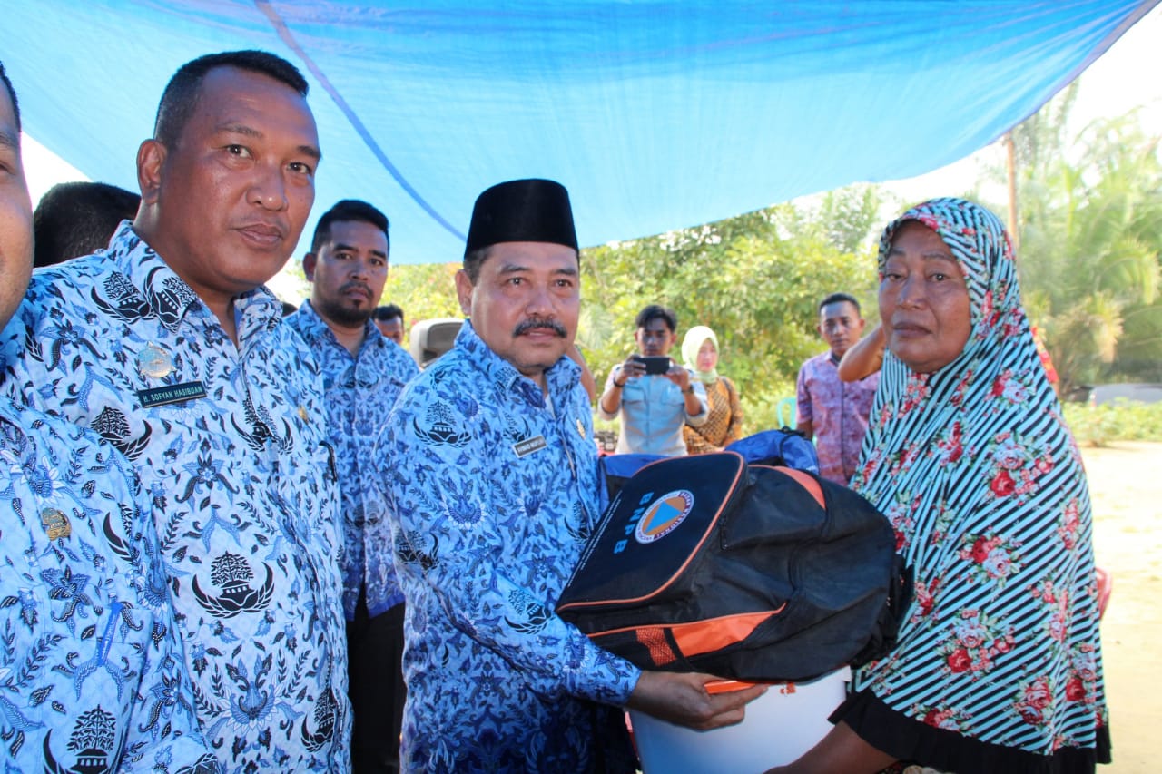 Cepat Tanggap, Pemkab Labuhanbatu Serahkan Bantuan Korban Bencana Angin Puting Beliung